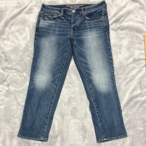 American Eagle Outfitters Boy Crop Women's Straight Crop Leg, low rise Jeans.